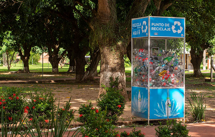 Un contenedor de botellas en una plaza