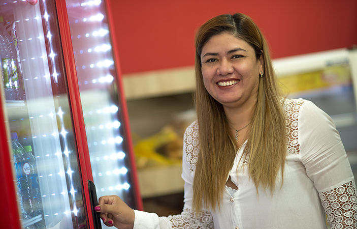 Dannya posa sonriente en su micromercado