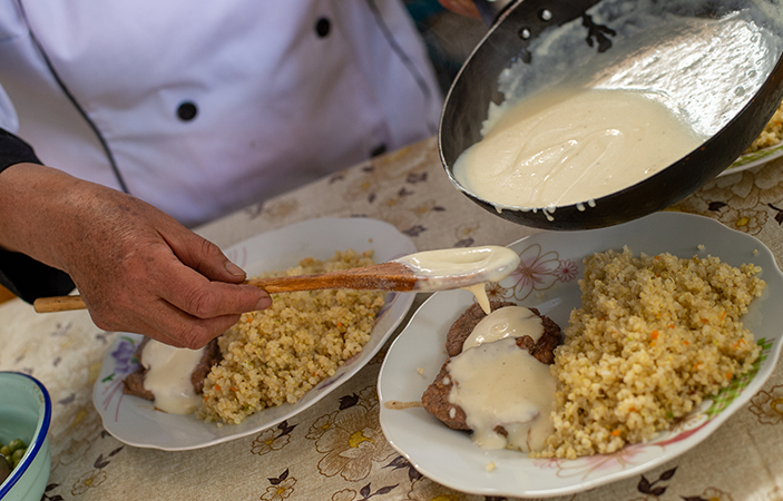 Una persona prepara dos platos de comida