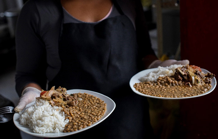 Dos platos de comida