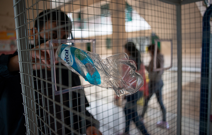 Una botella de Vital es introducida en un contenedor