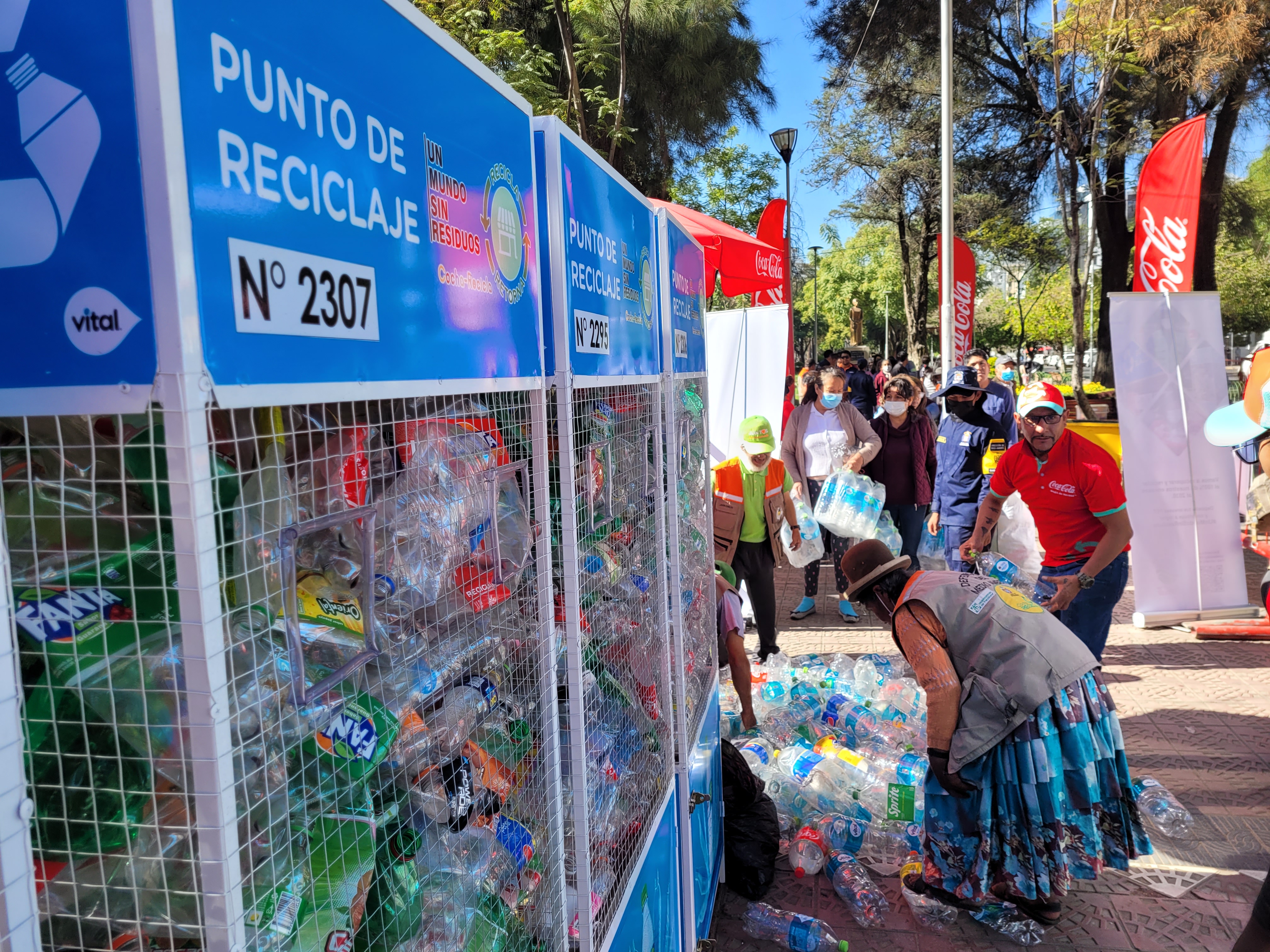 Contenedores llenos de botellas de plástico