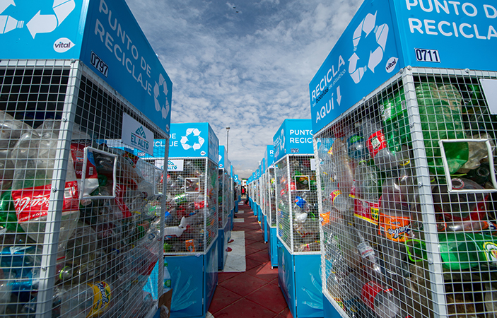 Filas de Contenedores alineados, llenos de botellas