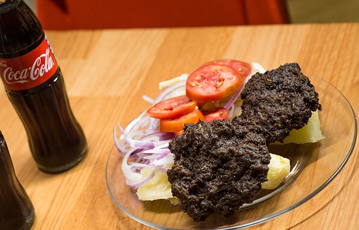 Plato con tortas de carne, y dos Coca-Cola