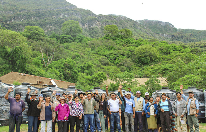 Integrantes de la Fundación Natura saludan a la cámara