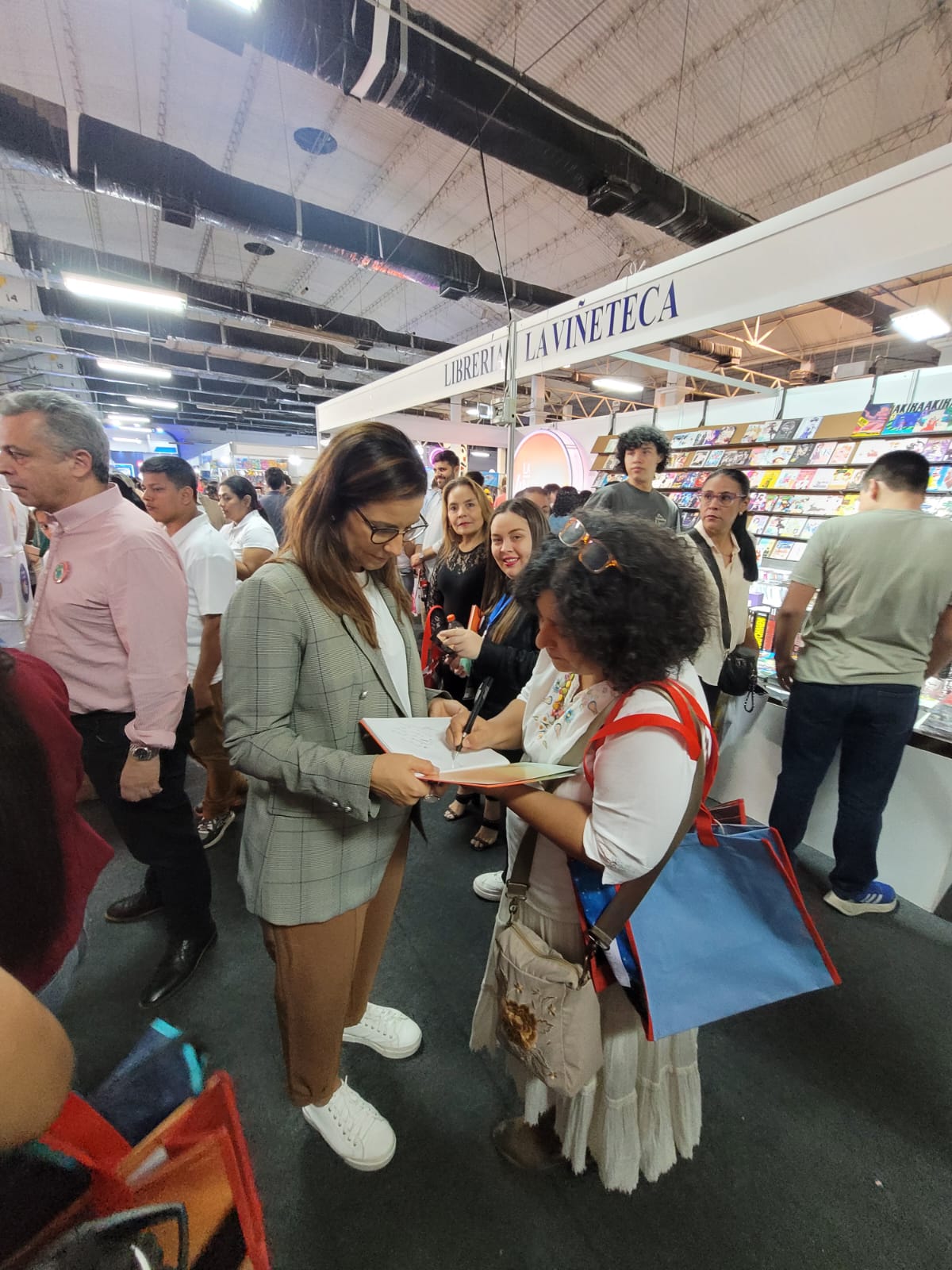 autografiando libro parada