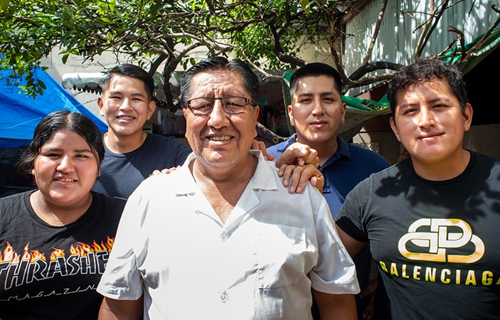 Genaro Coaquira, junto a sus cuatro hijos