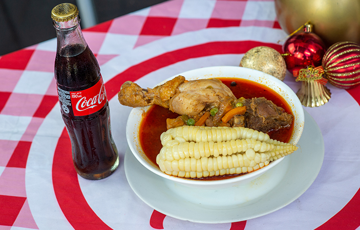 La picana se acompaña con papa, choclo y una Coca-Cola bien fría