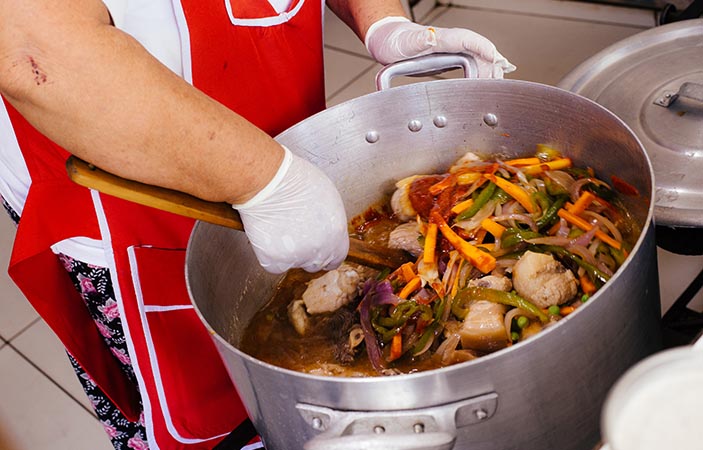 Aurora cocina los ingredientes en una olla