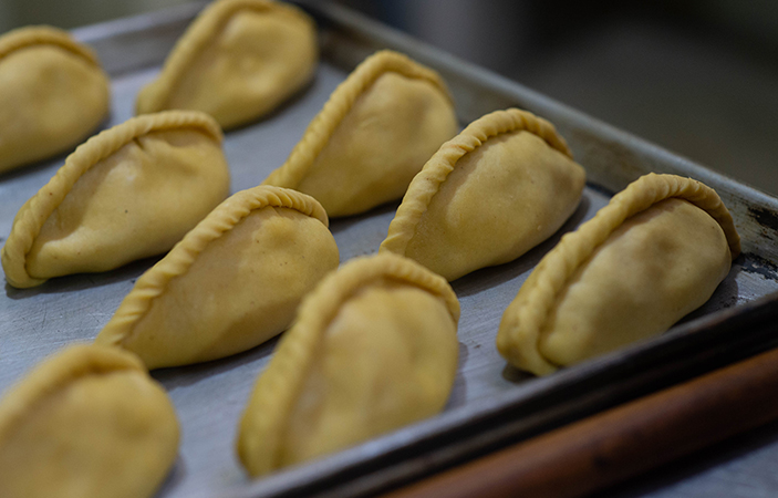 Las salteñas en una fuente de cocina