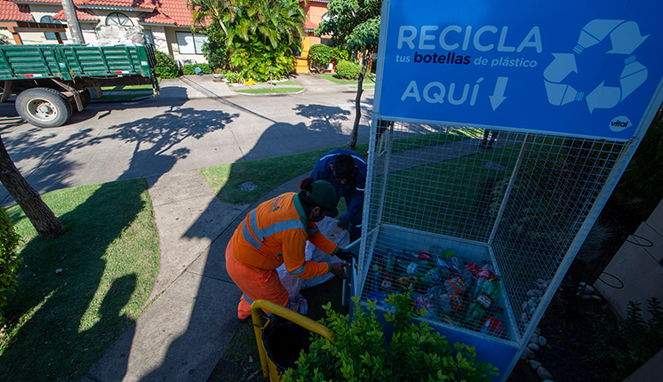 Un servicio especial recoge las botellas de plástico PET acopiadas en el contenedor de Vital