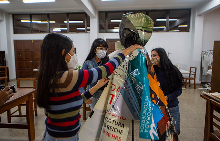 Estudiantes trabajan en los Prototipos de impermeables