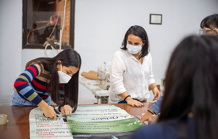 Estudiantes trabajan en los prototipos de impermeables