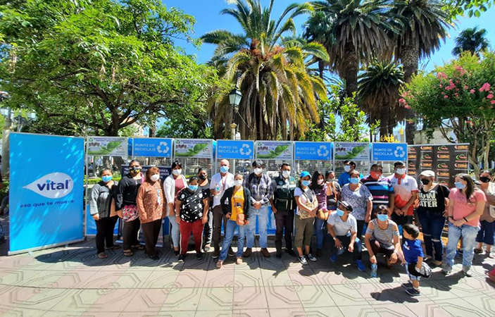 Integrantes de la Asociación en el acto de entrega de los 10 contenedores Vital