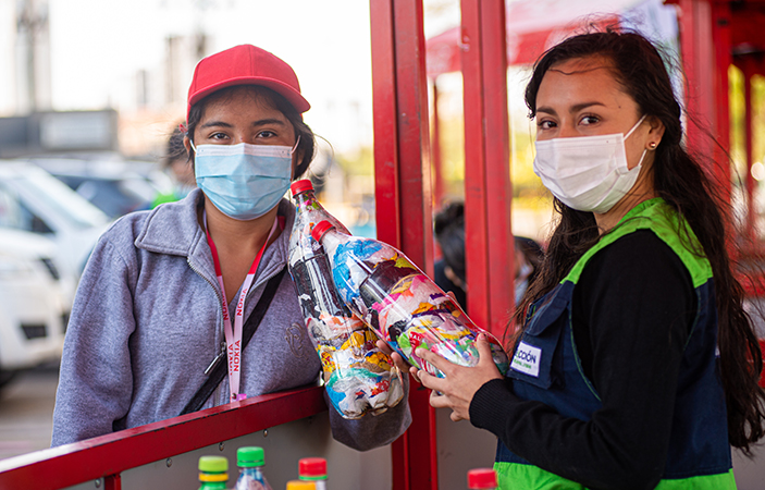 Dos jóvenes con sus propios ecoladrillos