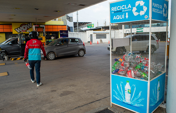 Un contenedor de reciclaje de Vital, en una estacion de servicio