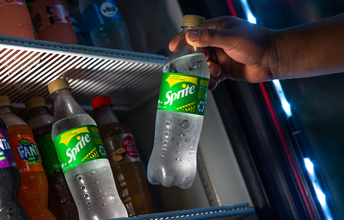 Una persona retira una Sprite fría de una heladera