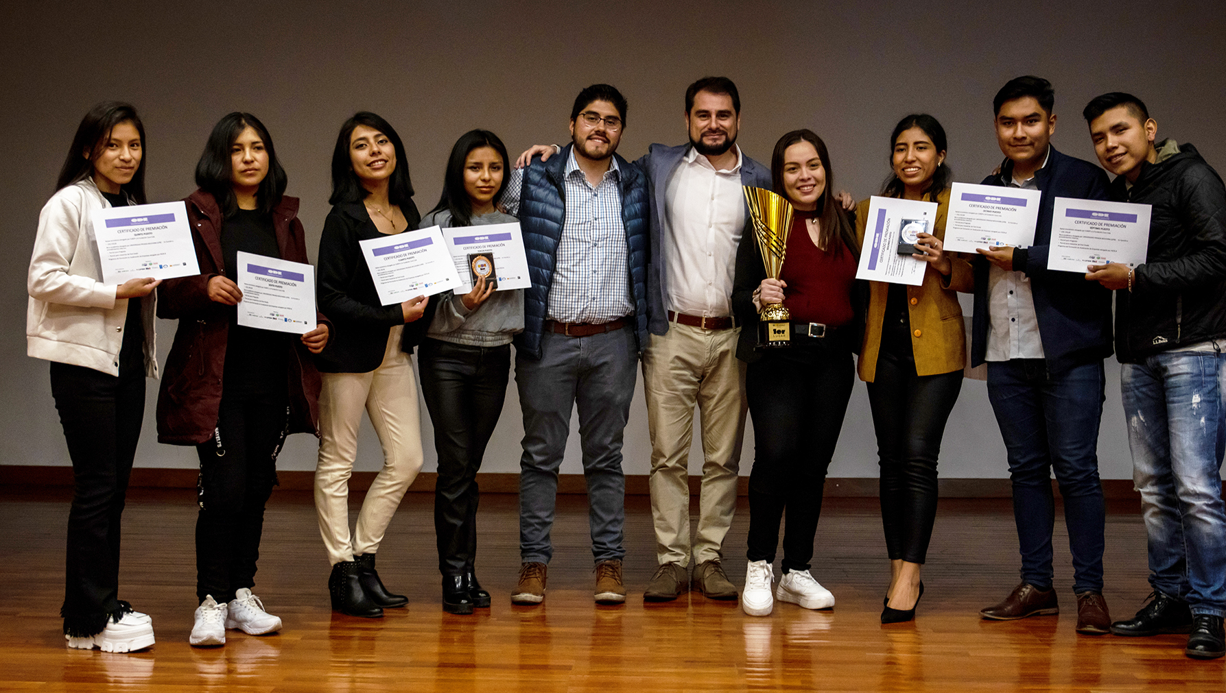 Jóvenes posan con sus certificados