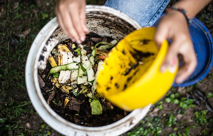 Una persona realiza un compost casero