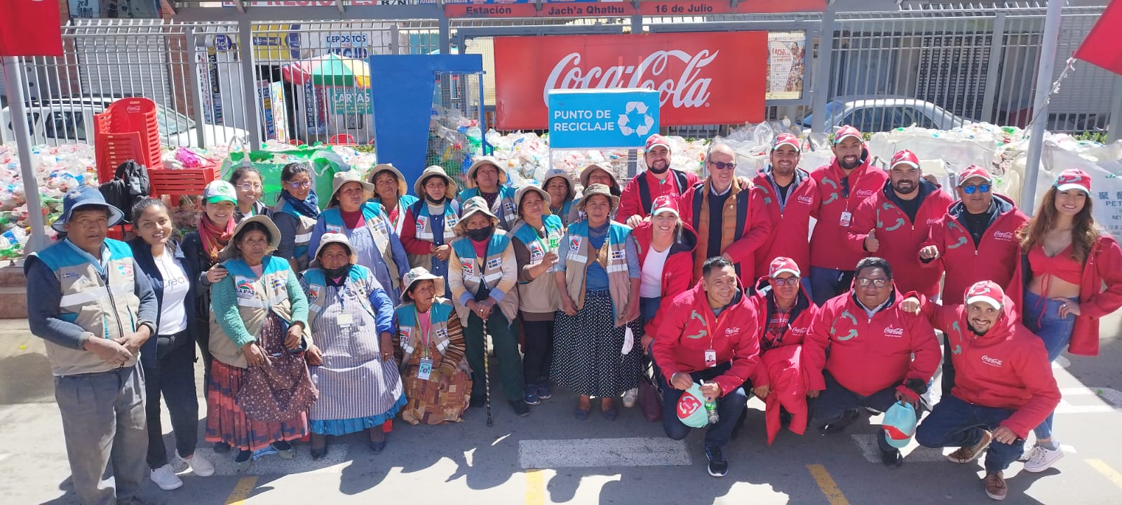 Las organizaciones posan sonrientes. De fondo se observan las botellas recolectadas