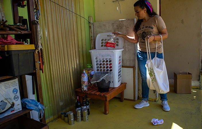 Una jóven separa los residuos reciclables de los que no lo son