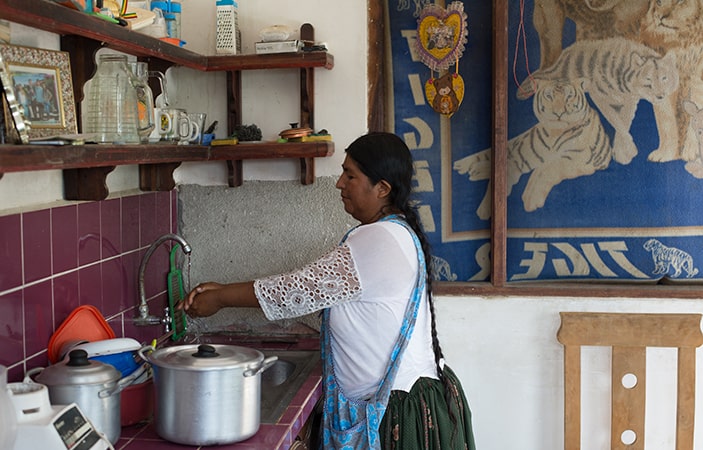 Valentina cocina sus alimentos con agua cristalina