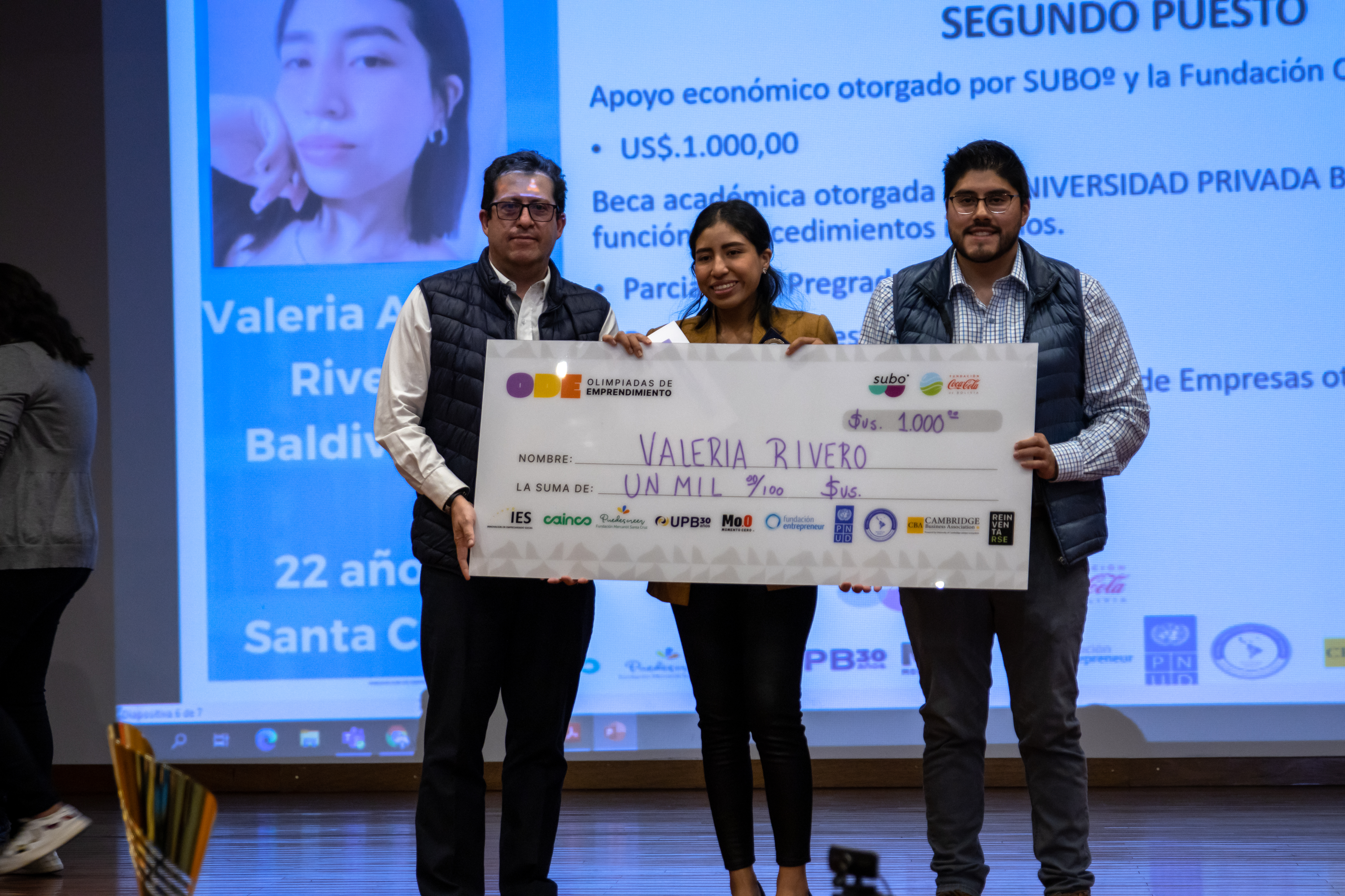 Valería, con su premio