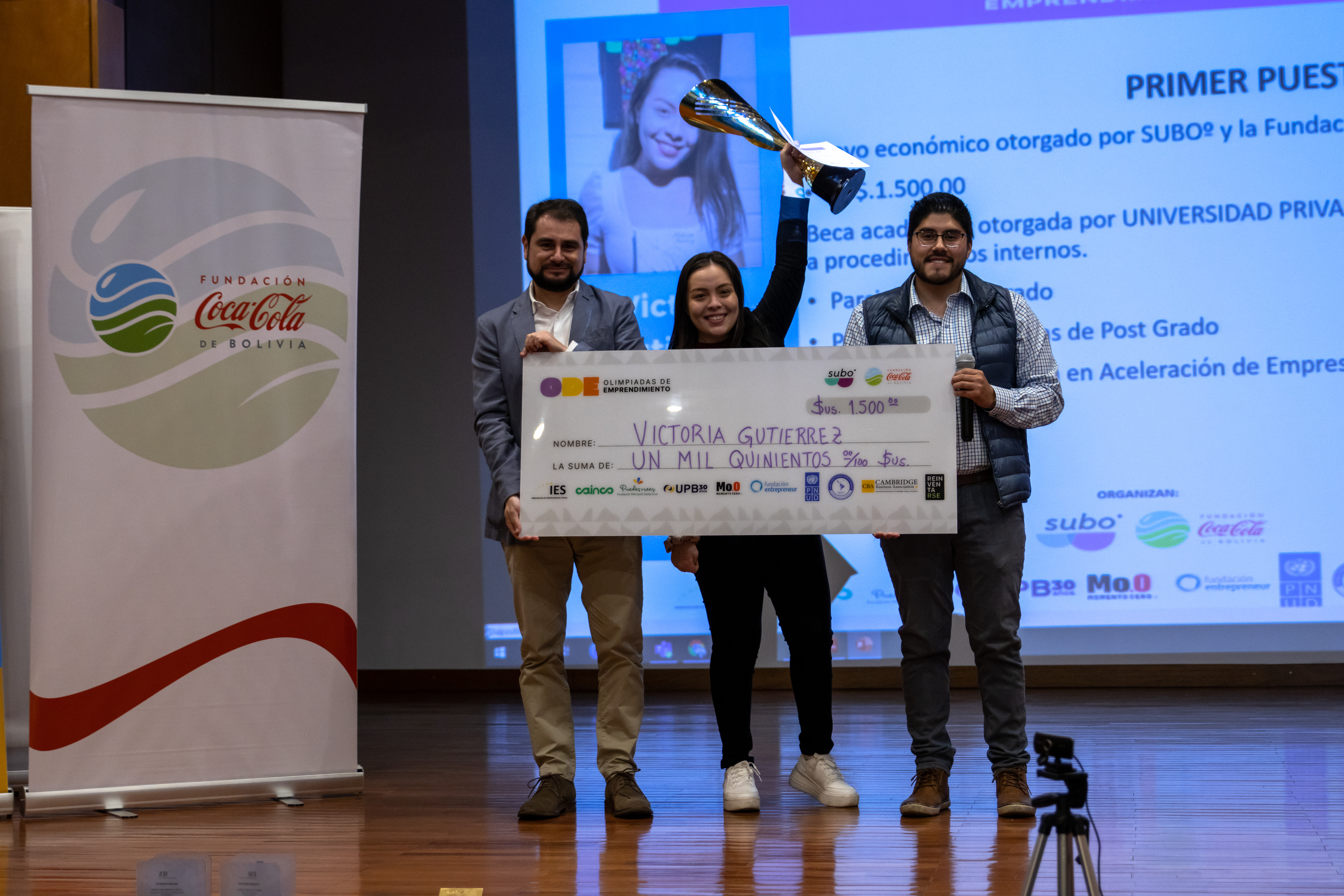 Victoria con su premio de las "Olimpiadas de Emprendedores"