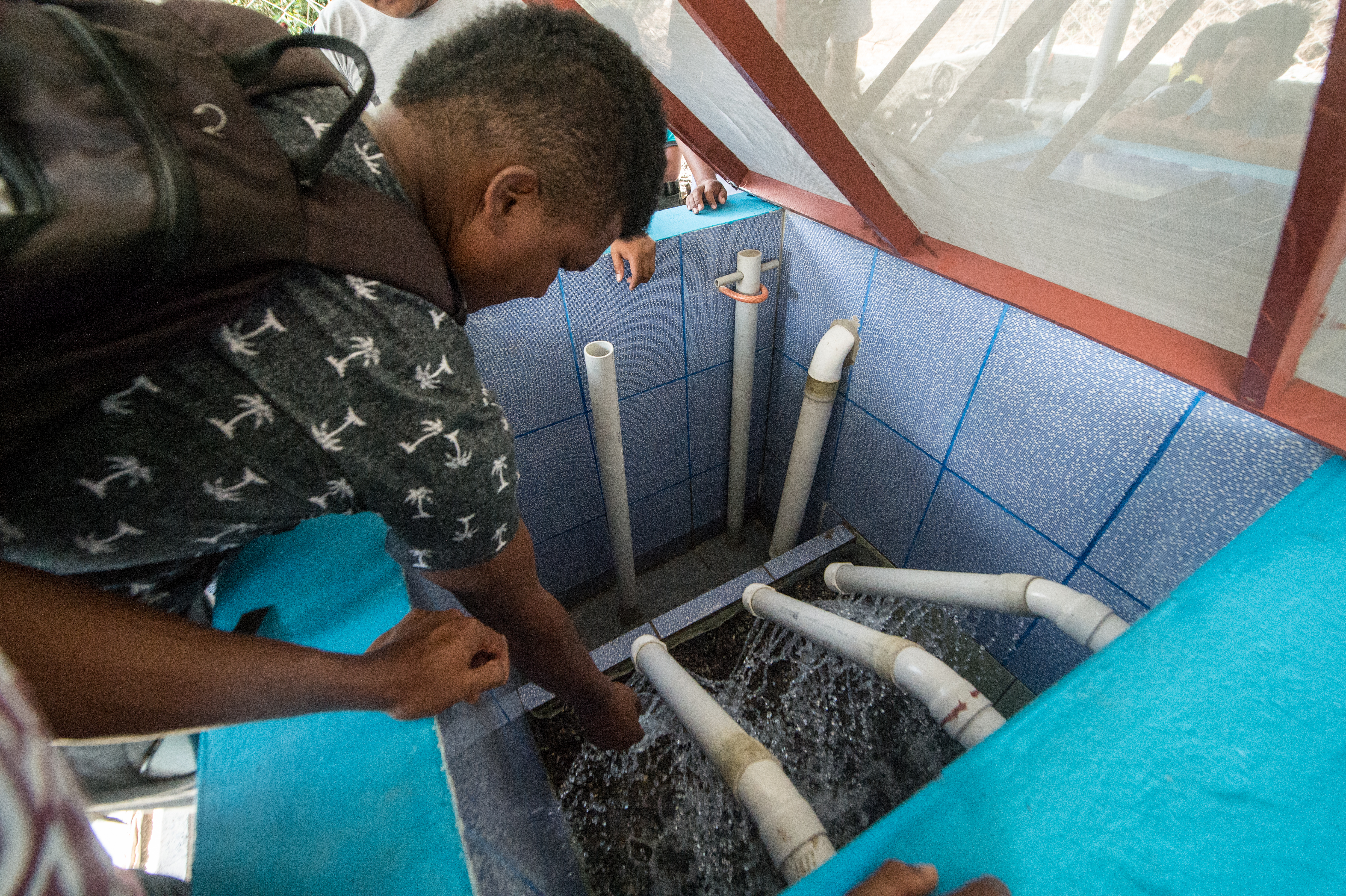 Un hombre realiza un control de la gestión del agua