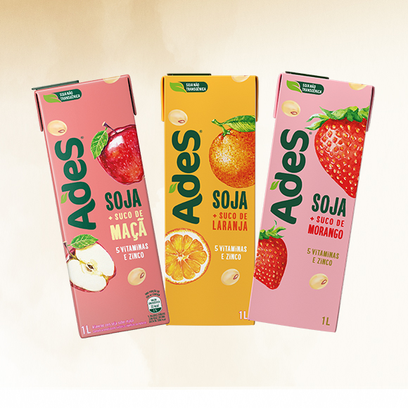 : Três garrafas de Ades Fruit sabor Soy com suco de maçã, Soy com suco de laranja e Soy com suco de morango. 