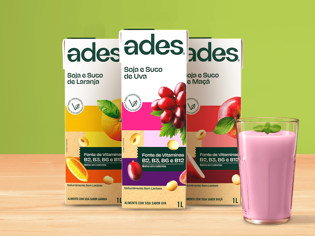 : Três garrafas de Ades Fruit sabor Soy com suco de maçã, Soy com suco de laranja e Soy com suco de morango. 