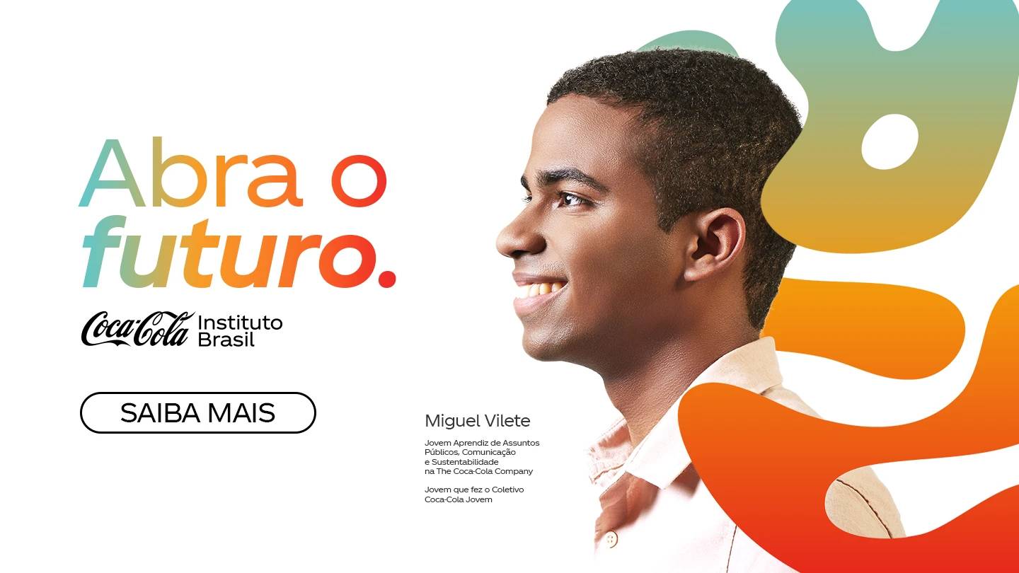 Grupo de jovens vestindo camisetas de cores diferentes posando e sorrindo.