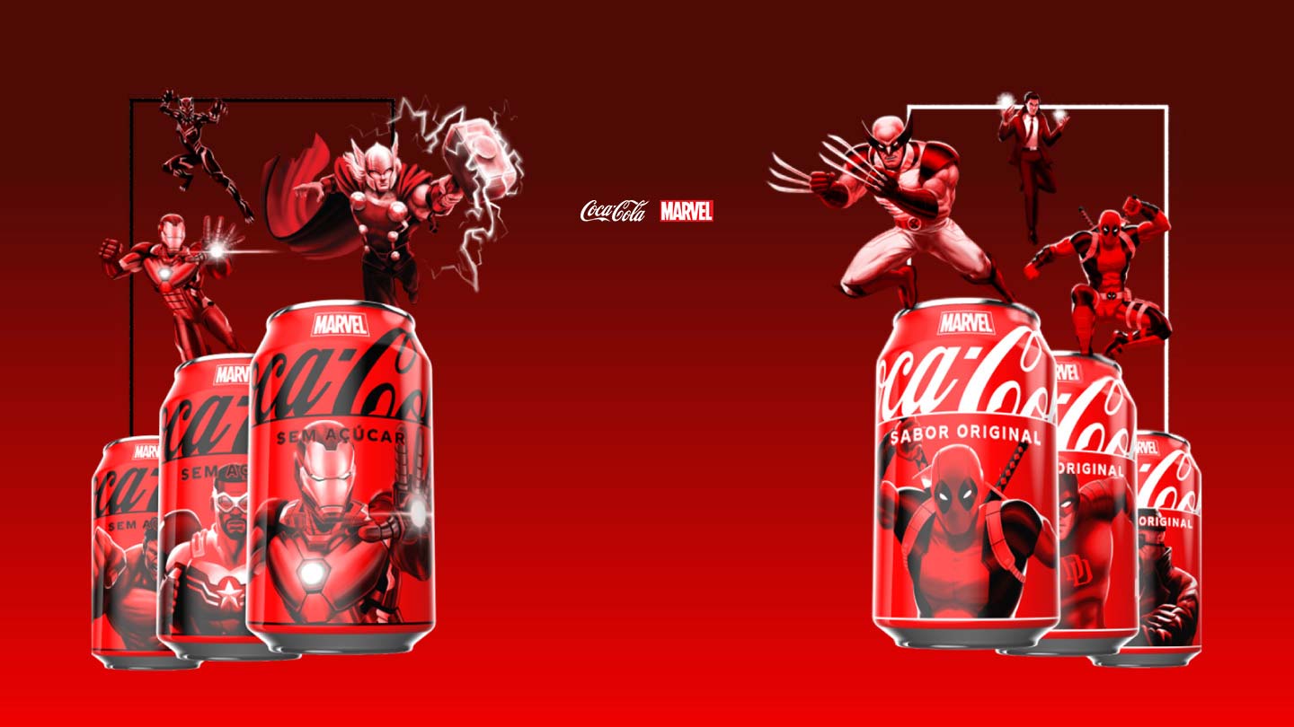 Latas de Coca-Cola Zero e Coca-Cola Original com diferentes personagens da Marvel e no topo estão: do lado direito Wolverine, Deadpool e Locki. No lado esquerdo Thor, Homem de Ferro e Pantera Negra