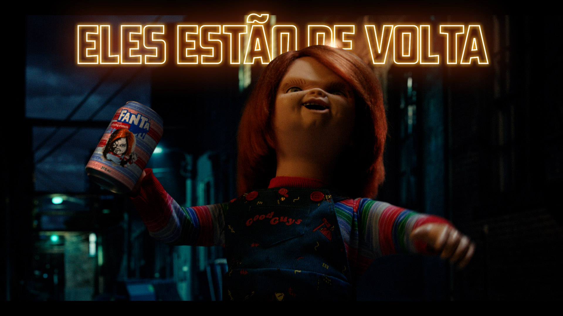 Chucky mostrando uma lata do novo sabor de Fanta, atrás de uma frase que diz eles estão de volta