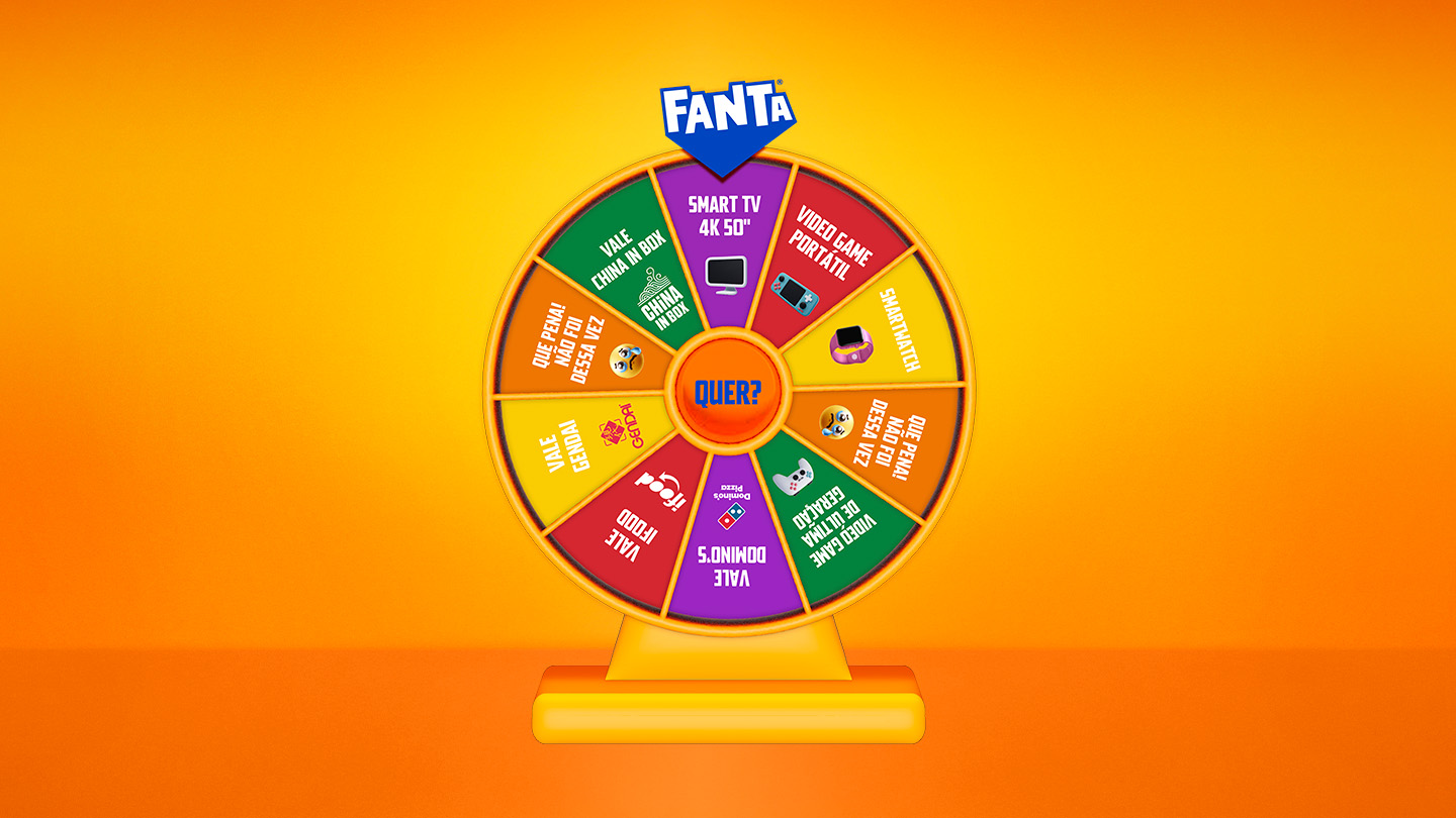 Um close-up de uma roda da fortuna da Fanta em um fundo laranja. A roda tem várias seções coloridas com diferentes prêmios ou atividades. A marca Fanta está visível no topo da roda.