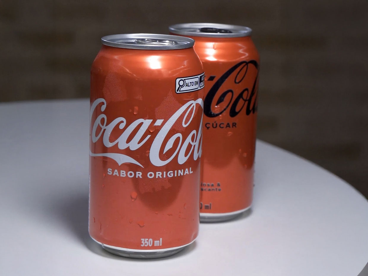 Lata de Coca-Cola Sabor Original e uma de Zero Açúcar