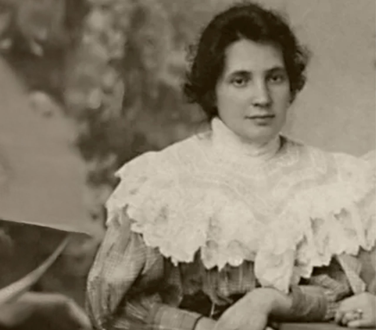 Senhora posando em uma foto antiga