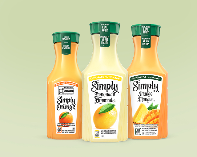trois carafes de boissons simples sur un fond vert