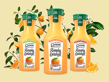 trois carafes de Simply Orange sur un fond jaune