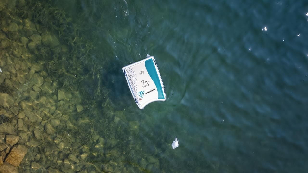 THE COCA-COLA COMPANY CANADA FAIT ÉQUIPE AVEC POLLUTION PROBE AFIN D’UTILISER POUR LA PREMIÈRE FOIS LA TECHNOLOGIE DES DRONES À DES FINS DE NETTOYAGE DU PLASTIQUE DES GRAND LACS (Groupe CNW/The Coca‑Cola Company)