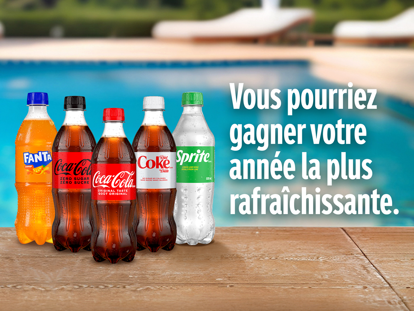 Fanta, Bouteilles de Fanta, Coca‑Cola, Coca‑Cola Zero Sucre, Coke Diète et Sprite sur un quai de piscine avec le texte Vous pourriez gagner votre année la plus rafraîchissante.