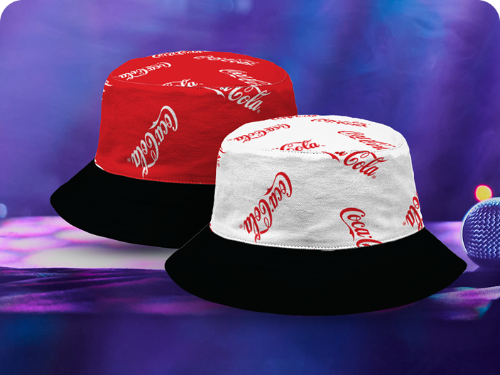 Deux chapeaux bobs réversibles Coca-Cola, un rouge et un blanc, offerts comme prix dans le lot du concours Moments festifs.