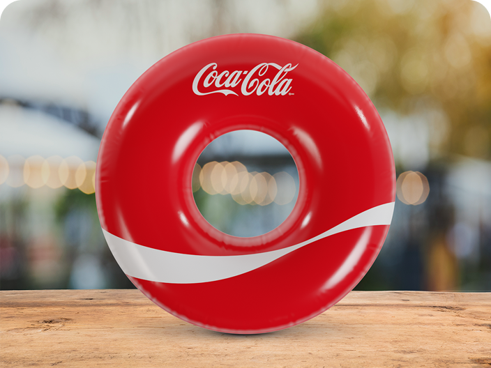 Un flotteur de piscine gonflable rouge Coca-Cola avec le ruban blanc classique, un prix amusant de la promotion L'été à gratter.