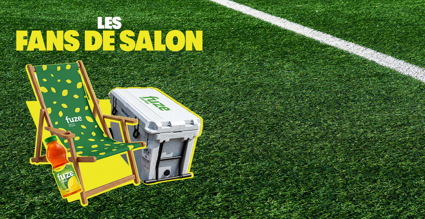 Prix FUZE thé glacé Armchair Fan avec chaise longue verte et glacière de marque sur terrain de soccer pour promo FIFA.