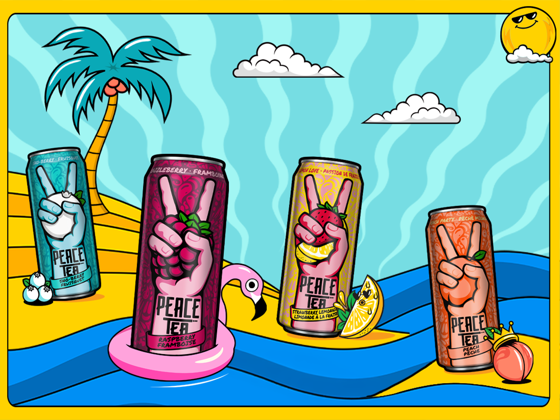 Un ensemble-cadeau Peace Tea avec un sac à dos noir, un gobelet orange et un chargeur de téléphone sur fond rose.