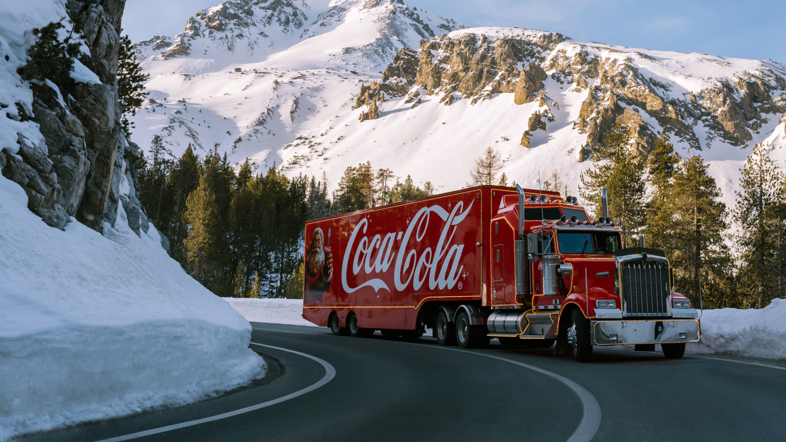 Christmas Truck in Berglandschaft