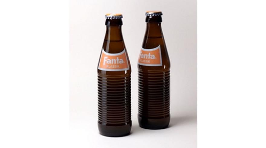 Der französische Star-Designer Raymond Loewy entwarf die berühmte Fanta-Ringflasche aus braunem Glas. Ein Design, das perfekt zum Gute-Laune-Getränk passt: gleichzeitig schlicht, funktional und ikonisch.