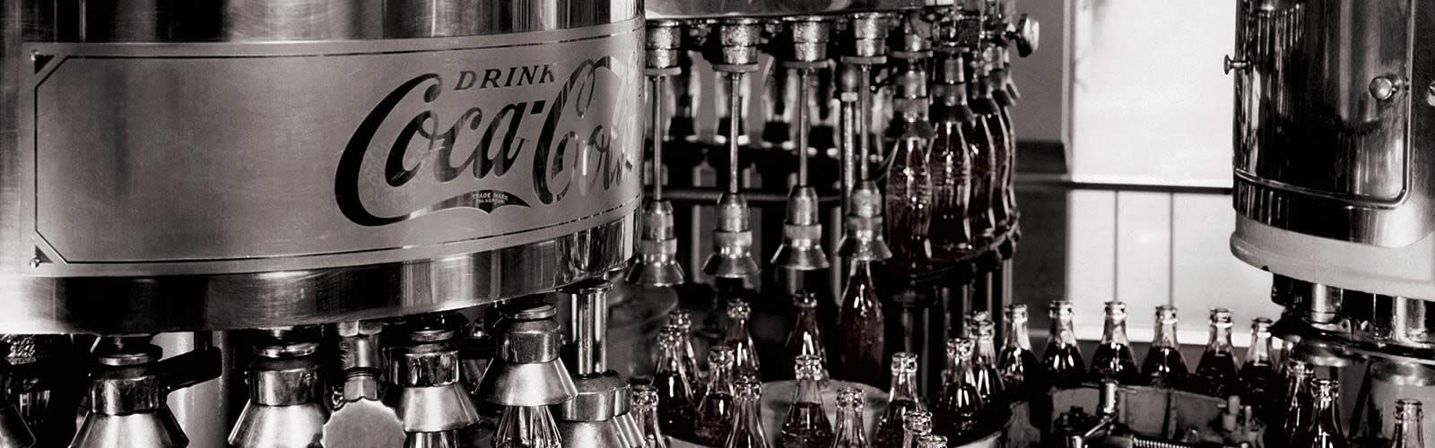 Les bouteilles de Coca-Cola sont remplies dans une usine.
