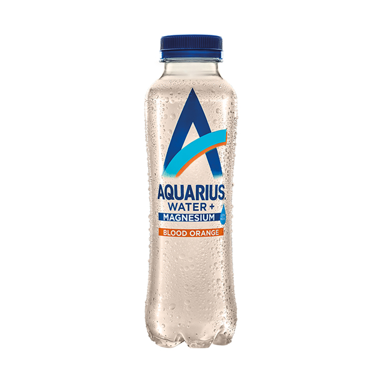 Eine 400 ml Flasche Aquarius Blood Orange