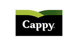 Eine Flasche Cappy Orangensaft neben einem gefüllten Glas im Hintergrund. Cappy Logo im Vordergrund.